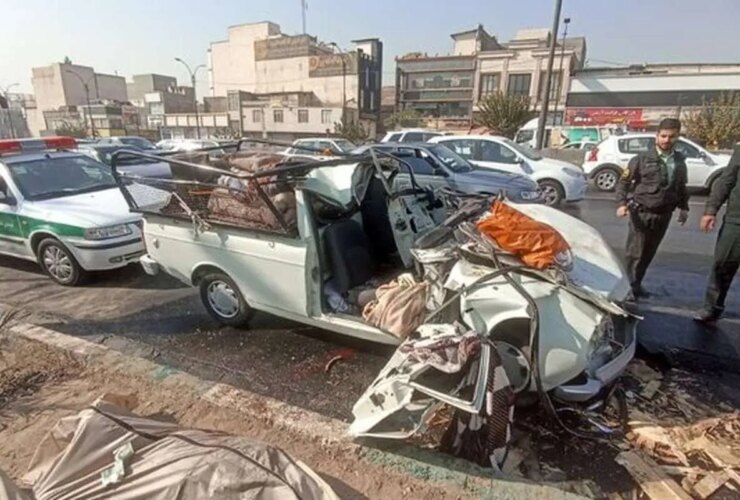 در تصادفی که بین مینی بوس و کامیون حمل زباله رخ داد، سه نفر از یک خانواده جان خود را از دست دادند.