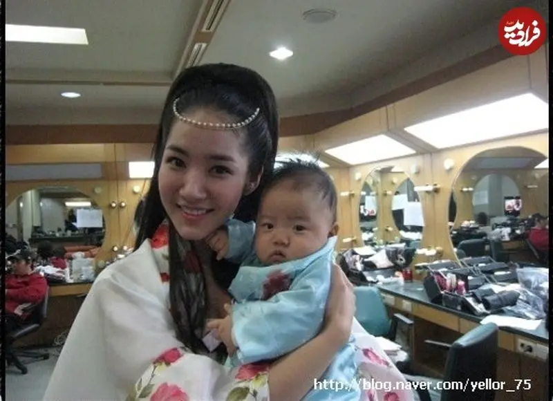 «شاهزاده لاهی» با عروسک در اتاق گریم سریال «جومونگ 3». 4 جومون 3