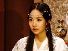 «شاهزاده لاهی» با عروسک در اتاق گریم سریال «جومونگ 3». 8 «شاهزاده لاهی» با عروسک در اتاق گریم سریال «جومونگ 3».