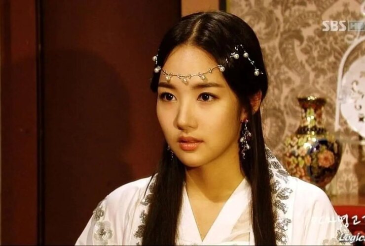 «شاهزاده لاهی» با عروسک در اتاق گریم سریال «جومونگ 3». 7 «شاهزاده لاهی» با عروسک در اتاق گریم سریال «جومونگ 3».