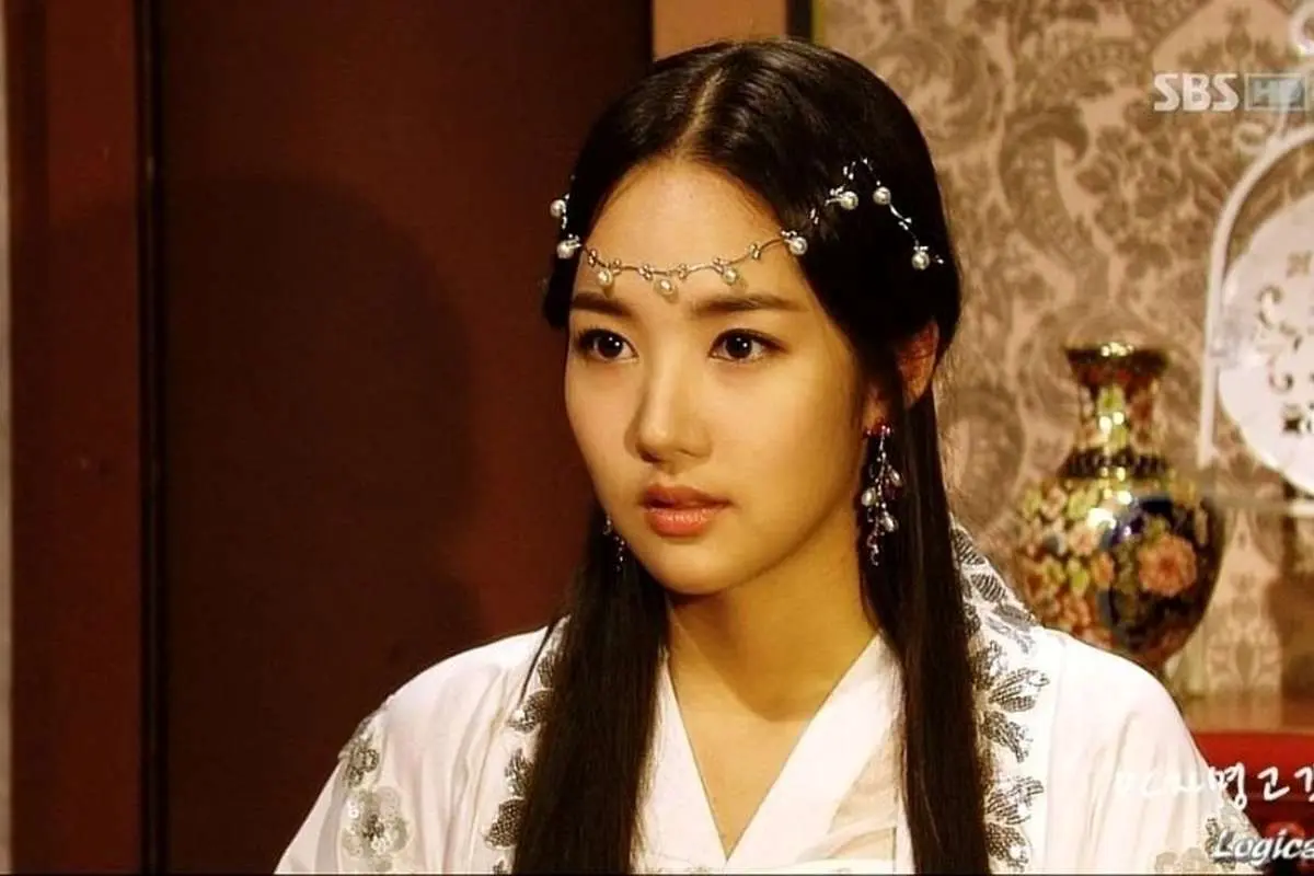 «شاهزاده لاهی» با عروسک در اتاق گریم سریال «جومونگ 3». 1 «شاهزاده لاهی» با عروسک در اتاق گریم سریال «جومونگ 3».