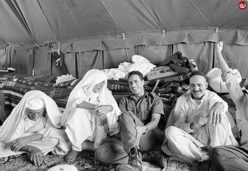 «معمر قذافی» در چادر پدرش در صحرای سرت; سال 1352 5 معمر قذافی