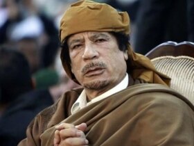 «معمر قذافی» در چادر پدرش در صحرای سرت; سال 1352 10 در چادر پدرش در صحرای سرت