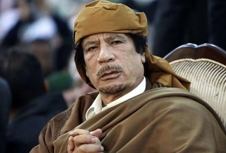 «معمر قذافی» در چادر پدرش در صحرای سرت; سال 1352 23 در چادر پدرش در صحرای سرت