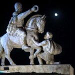 تصاویر; رونمایی از مجسمه «زانو زدن علیه ایران».