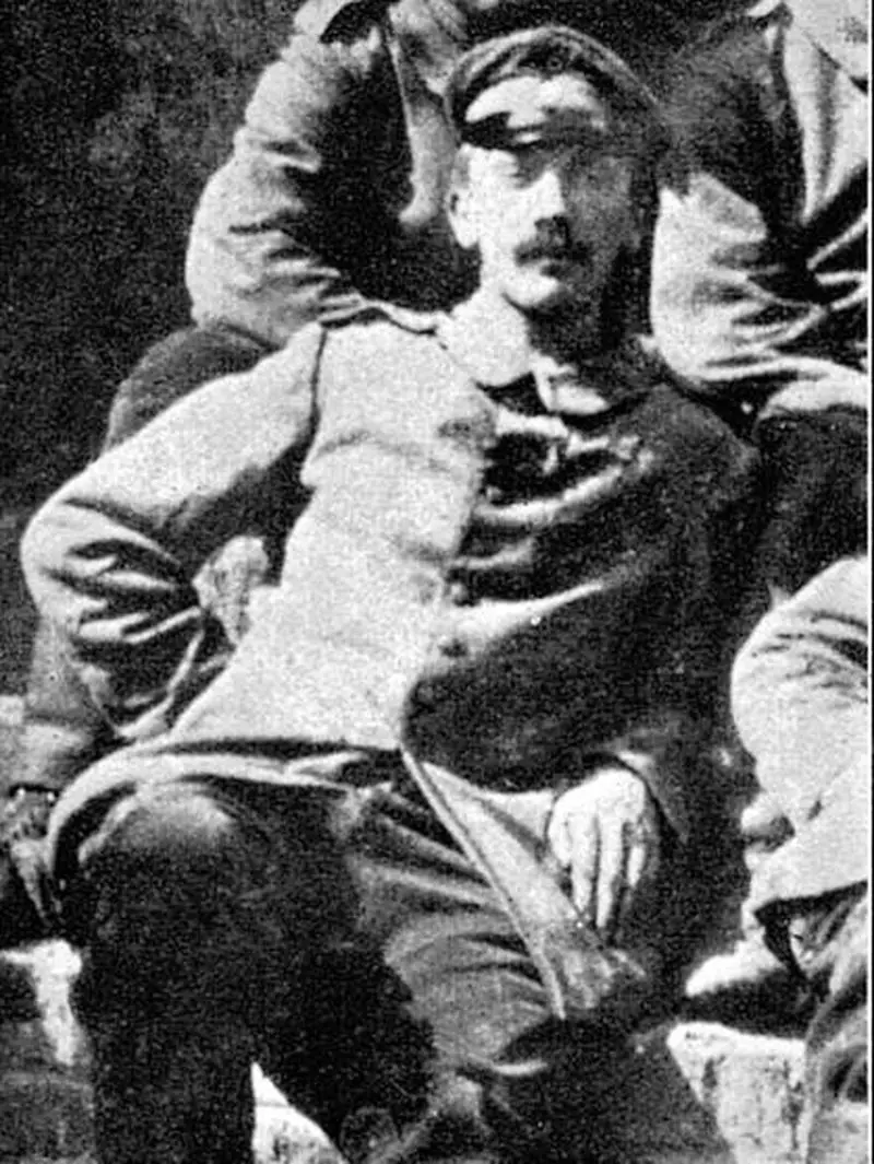 آدولف هیتلر با الگوی سبیل متفاوت در جوانی، 1295 5 1000