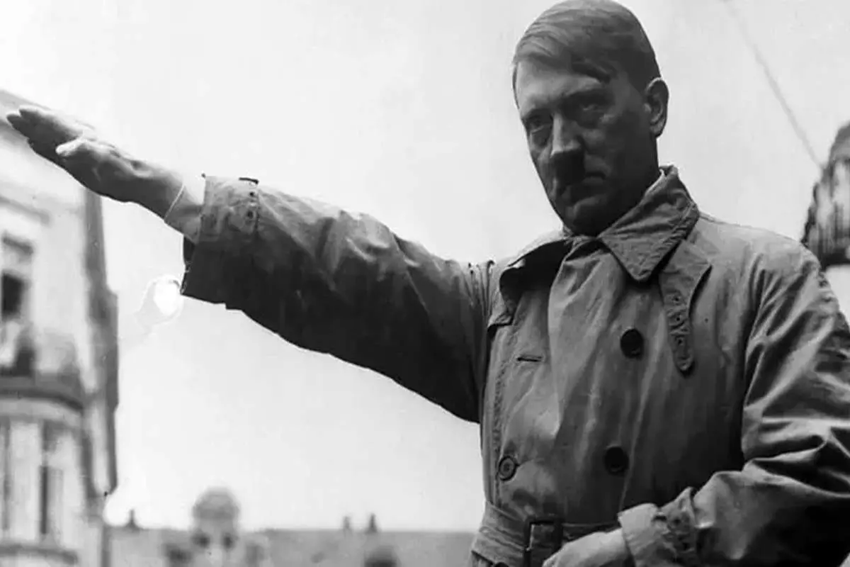 آدولف هیتلر با الگوی سبیل متفاوت در جوانی، 1295 1 آدولف هیتلر با الگوی سبیل متفاوت در جوانی، 1295