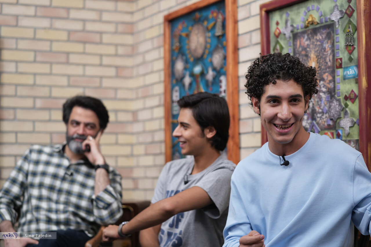 در فیلم «بچه های مردم» متوجه چیز غم انگیزی شدم/ تصمیم به تغییر پایان فیلم گرفته نشد/ چهار بازیگر جوان درباره نحوه انتخابشان برای این فیلم توضیح می دهند. 4 1762600935 37 در فیلم بچه های مردم متوجه چیز غم انگیزی شدم