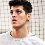 تصویر; صابر کاظمی در حال تشویق استقلال در ورزشگاه