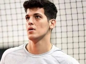 تصویر; صابر کاظمی در حال تشویق استقلال در ورزشگاه