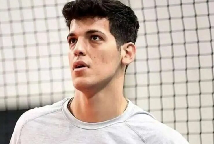 تصویر; صابر کاظمی در حال تشویق استقلال در ورزشگاه