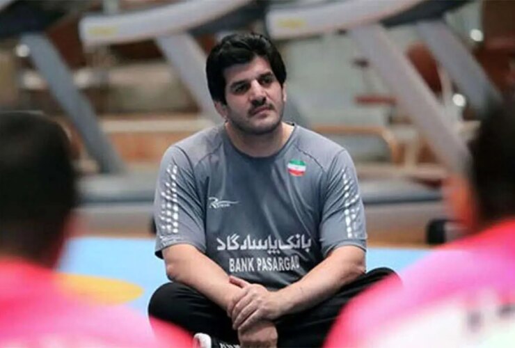 تصویر رسول خادم در کنار خانواده صابر کاظمی