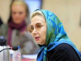 «کتایون ریاحی» و همسر دومش «مسعود بهبهانی» در یک مهمانی; 2013 9 «کتایون ریاحی» و همسر دومش «مسعود بهبهانی» در یک مهمانی; 2013