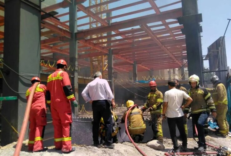 آتش سوزی در یک ساختمان نیمه کاره در غرب تهران؛ یک نفر فوت کرد