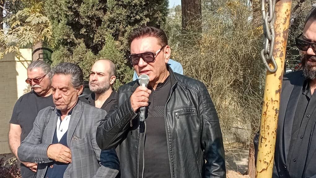 گلایه شدید مهران احمدی از فراموشی کارگردانی که مراسم ختم عجیب بازیگرش مسعود رشیدی را انجام داد.