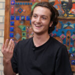 چالش های بازی یک نوجوان را به عنوان یک نوجوان آسیب دیده روی تخت بیمارستان ببینید