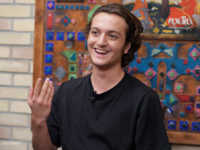 چالش های بازی یک نوجوان را به عنوان یک نوجوان آسیب دیده روی تخت بیمارستان ببینید