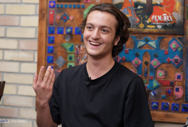 چالش های بازی یک نوجوان را به عنوان یک نوجوان آسیب دیده روی تخت بیمارستان ببینید