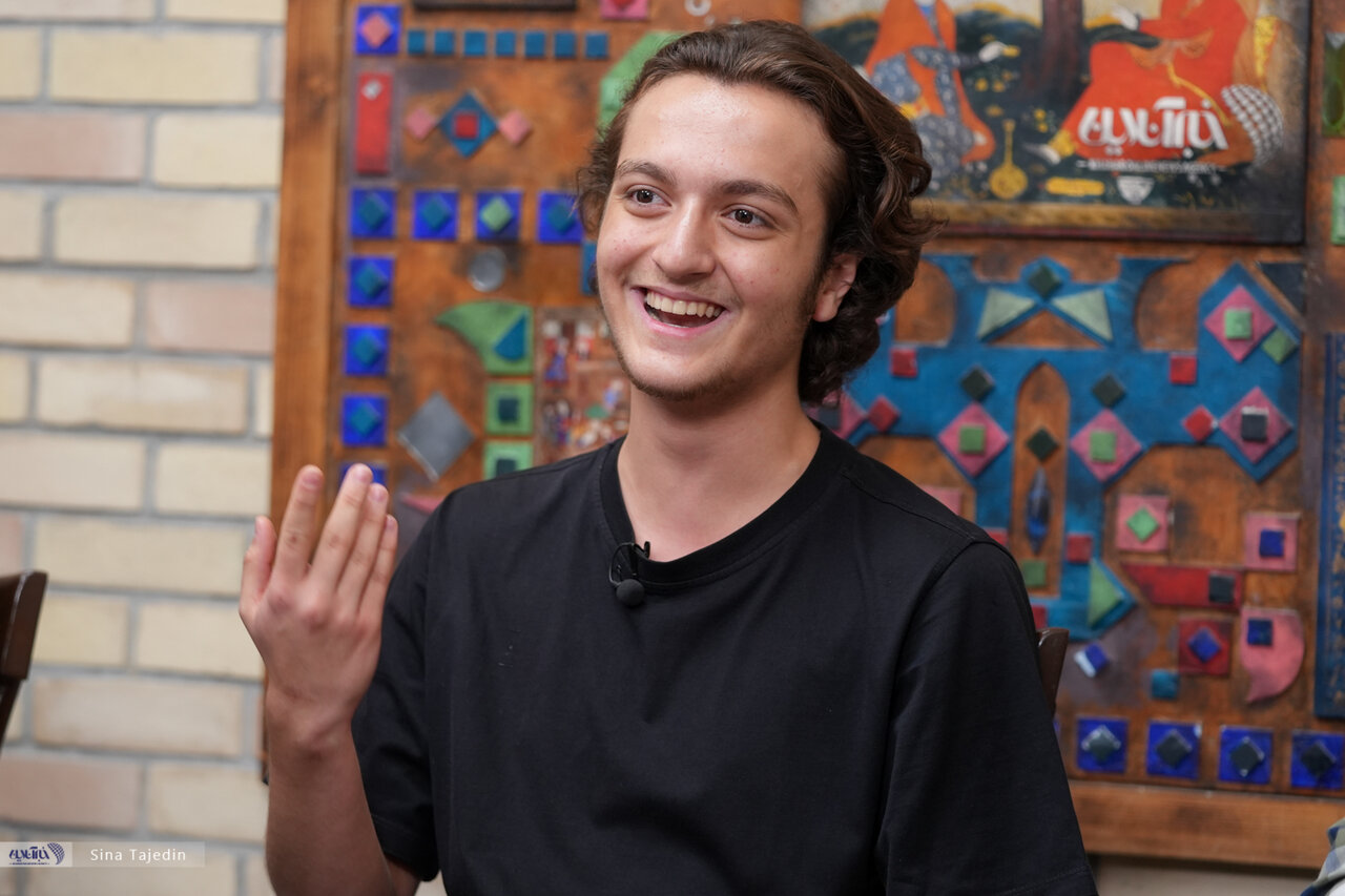 چالش های بازی یک نوجوان را به عنوان یک نوجوان آسیب دیده روی تخت بیمارستان ببینید