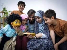 تصاویر; دانش آموزی که علاقه خاصی به عروسک سازی دارد