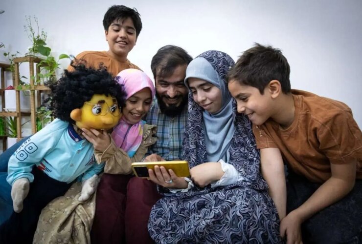 تصاویر; دانش آموزی که علاقه خاصی به عروسک سازی دارد