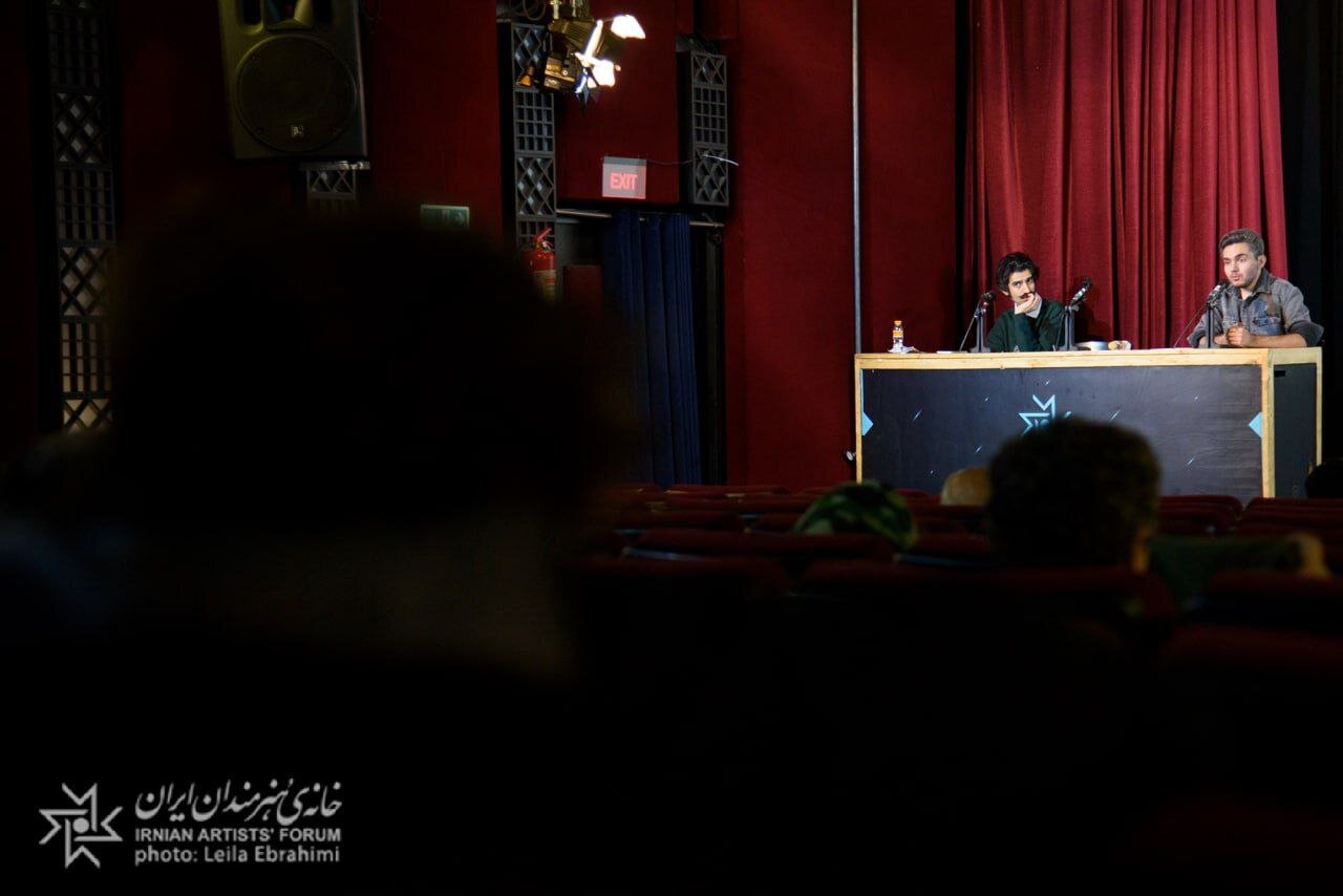 تصویری از رقابت بین سرمایه داران و کمونیست ها