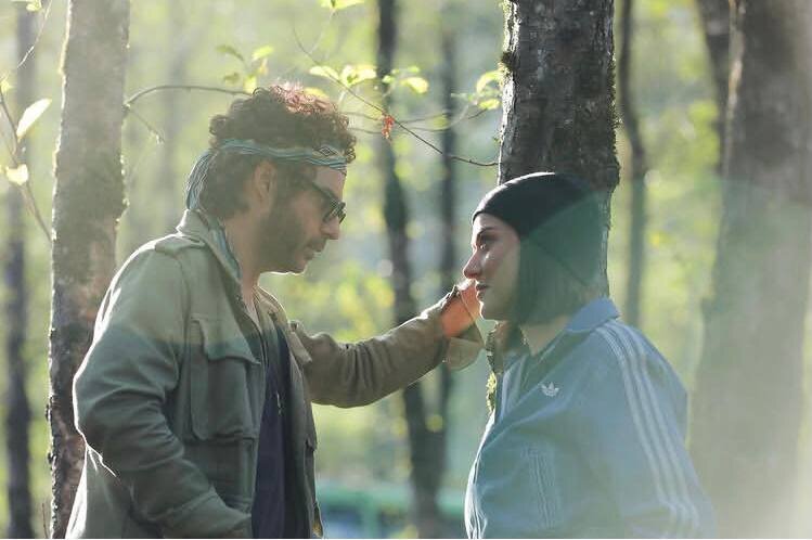 عکس نگاه عاشقانه پریناز ایزدیار و پیمان معادی در بن سای