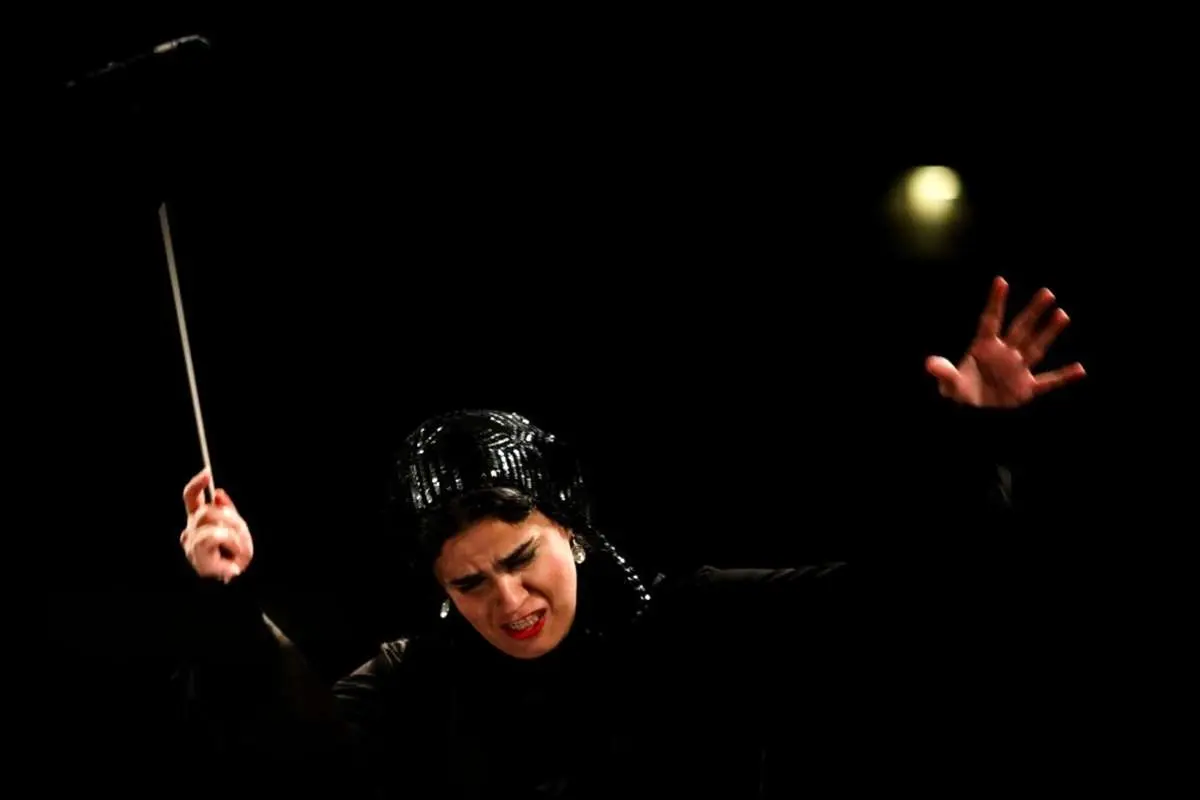 تصاویر; پانیذ میریوسوفی; اولین زنی که ارکستر سمفونیک تهران را رهبری کرد 1 تصاویر; پانیذ میریوسوفی; اولین زنی که ارکستر سمفونیک تهران را رهبری کرد