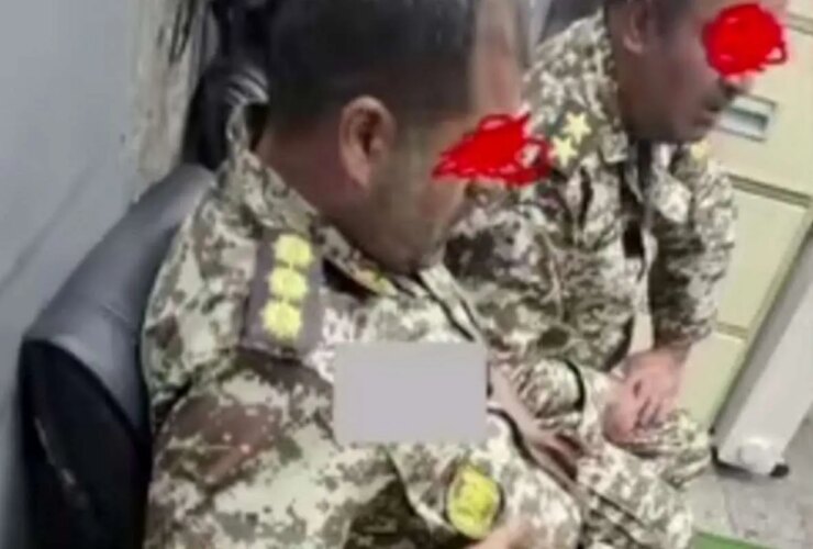 افرادی با لباس های نظامی با پرچم های شیر و خورشید در مترو تهران دستگیر شدند