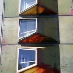 این ساختمان بی رنگ یک اثر مهم معماری است!