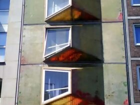 این ساختمان بی رنگ یک اثر مهم معماری است!