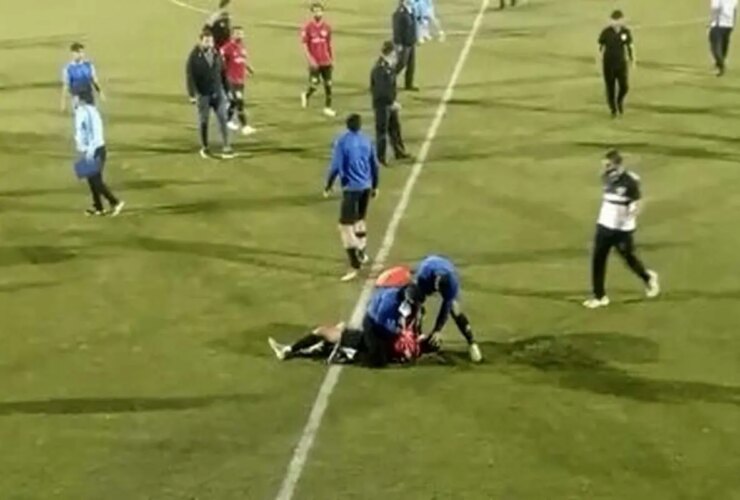 دو برادر فوتبالی با سلاح سرد به دروازه بان تیم لیگ حمله کردند! 16 دو برادر فوتبالی با سلاح سرد به دروازه بان تیم لیگ حمله کردند!