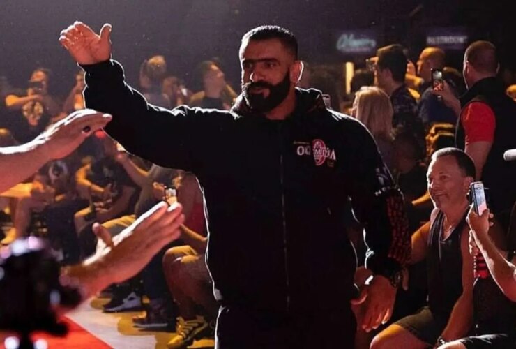 تصویر عکس رهبر انقلاب در موبایل هادی چوپان