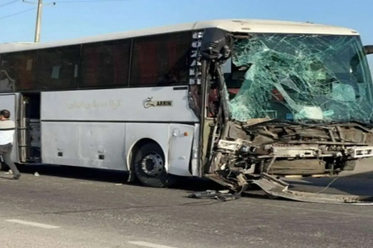 تصادف زنجیره ای 2 اتوبوس با مینی بوس / 7 نفر مجروح شدند 1 تصادف زنجیره ای 2 اتوبوس با مینی بوس / 7 نفر مجروح شدند
