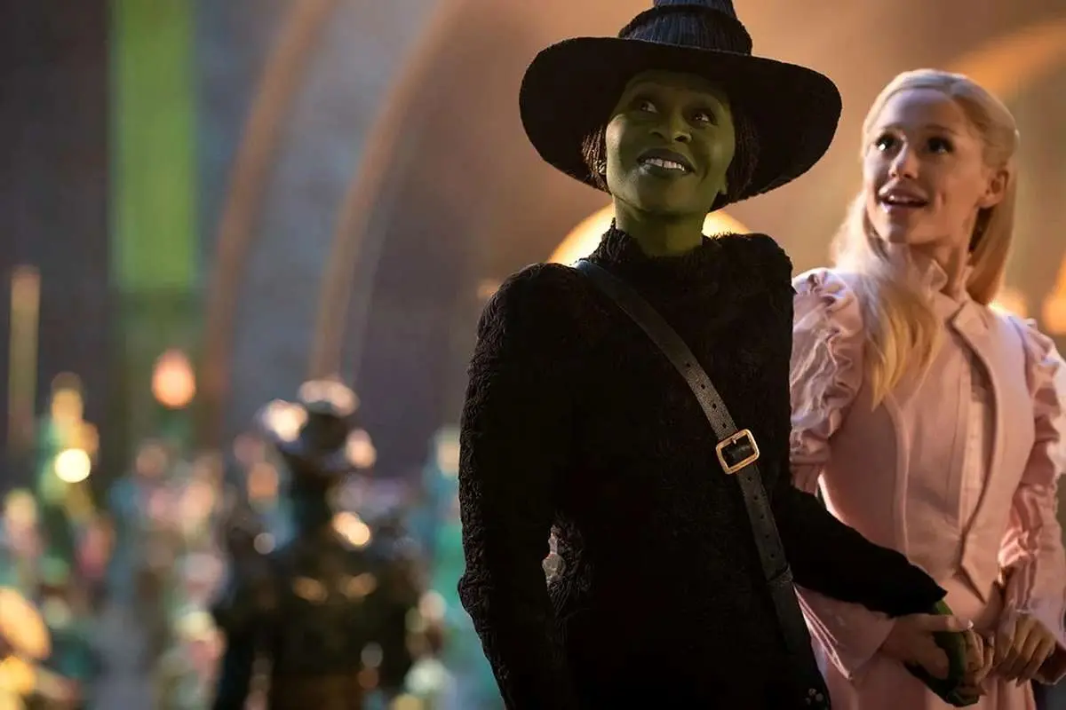 نقد و بررسی فیلم موزیکال "شرور: برای همیشه" با بازی آریانا گرانده 1 با بازی آریانا گرانده