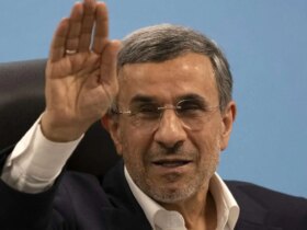 احمدی نژاد در محاصره/ رفتار عجیب رئیس جمهور سابق در مراسم ختم خواهرش