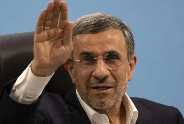 احمدی نژاد در محاصره/ رفتار عجیب رئیس جمهور سابق در مراسم ختم خواهرش