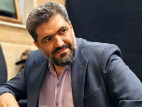 عکس؛ پسر کاظم صدیقی روی سکو