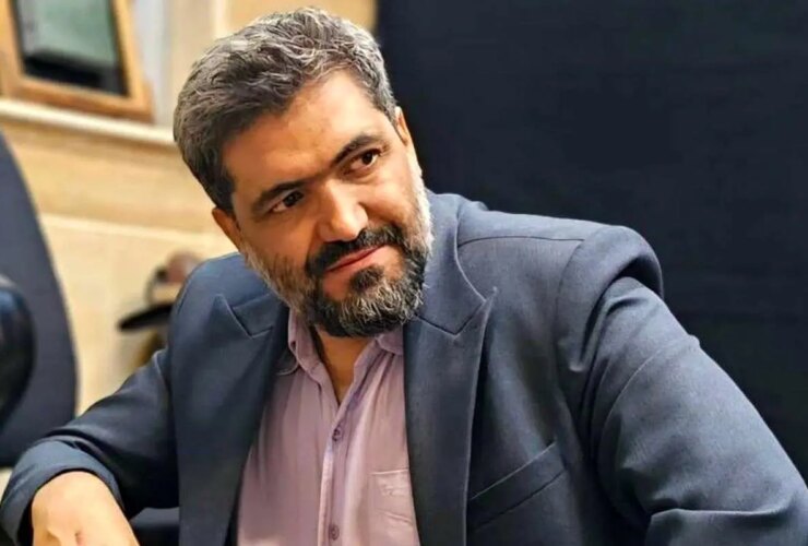 عکس؛ پسر کاظم صدیقی روی سکو