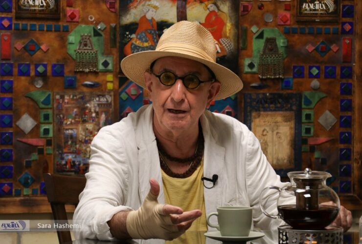 فرهاد سوپراستاری است که تا ساعت 4 صبح از آیش مراقبت می کند و می خواهد "بابا" او باشد!