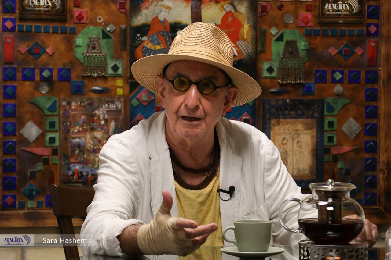 فرهاد سوپراستاری است که تا ساعت 4 صبح از آیش مراقبت می کند و می خواهد "بابا" او باشد!