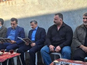 ژست های خاص احمدی نژاد در مراسم ختم خواهر مشایی