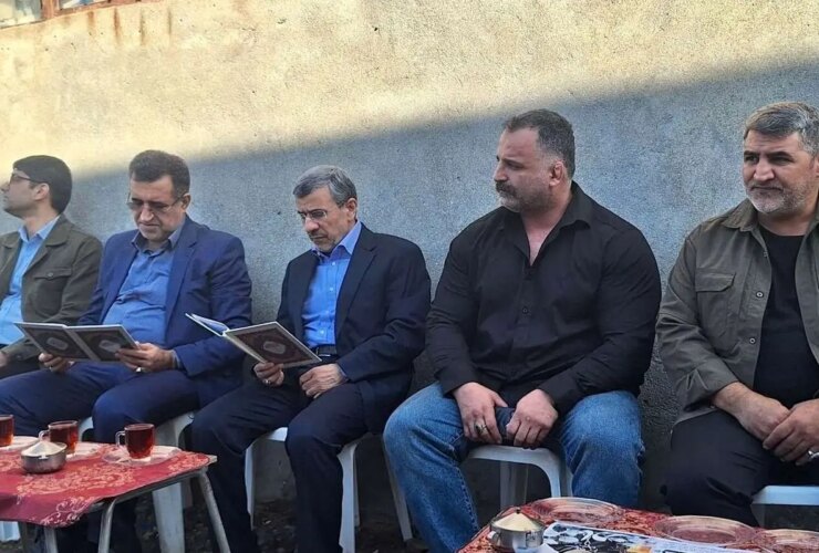 ژست های خاص احمدی نژاد در مراسم ختم خواهر مشایی 47 ژست های خاص احمدی نژاد در مراسم ختم خواهر مشایی