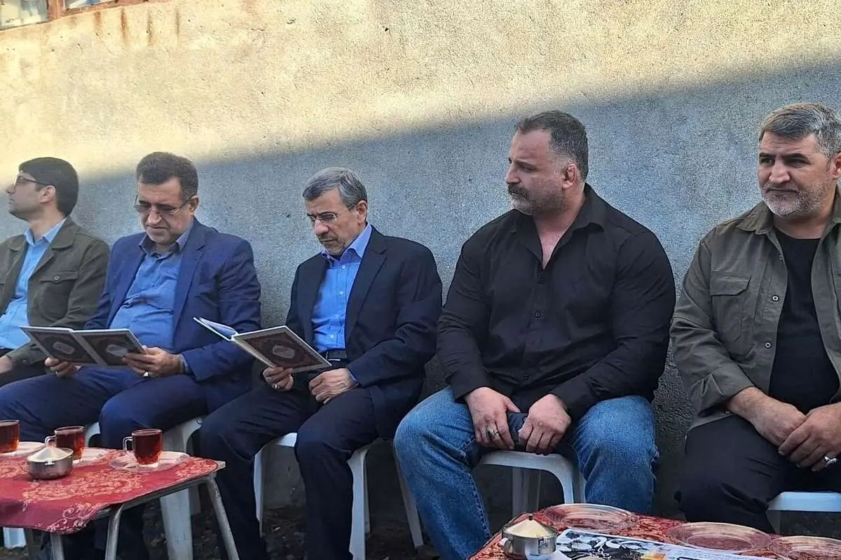 ژست های خاص احمدی نژاد در مراسم ختم خواهر مشایی