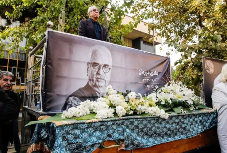 تصاویر; عزاداری فرزانه کابلی در مراسم ختم همسرش هادی مرزبان