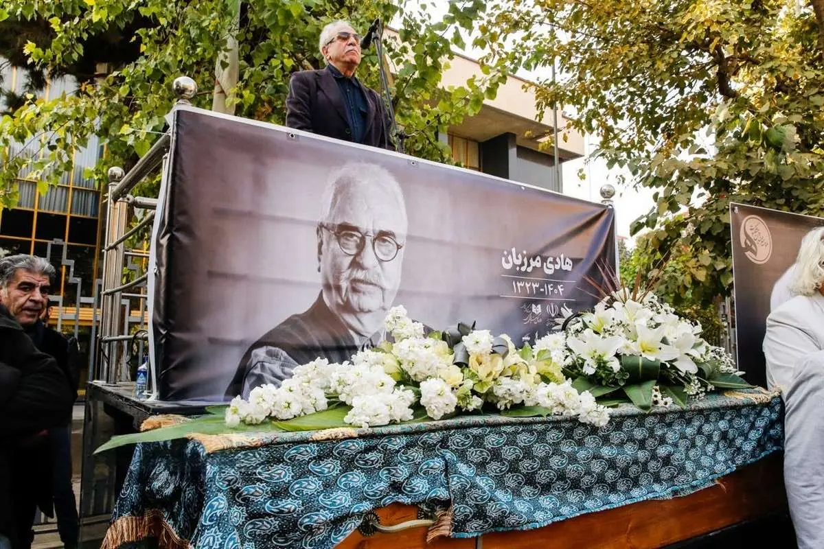 تصاویر; عزاداری فرزانه کابلی در مراسم ختم همسرش هادی مرزبان