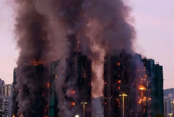 آتش سوزی مرگبار در یک مجتمع مسکونی چند طبقه در هنگ کنگ