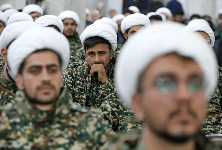 تصاویر; طلبه های جوان قمی لباس نظامی به تن داشتند 3 تصاویر; طلبه های جوان قمی لباس نظامی به تن داشتند