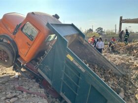 در حادثه واژگونی کامیون ناشی از ریزش انبار 2 نفر جان باختند و 2 نفر مجروح شدند. 8 آتش نشانی، اورژانس، حوادث،