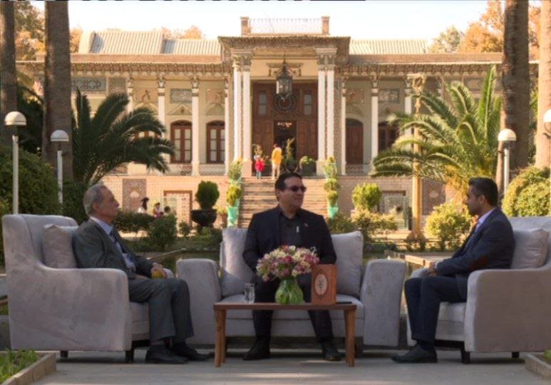 روح الله حسینی با حضور در برنامه «خوشا شیراز» به بررسی قدرت شعر در بستر سینما پرداخت.